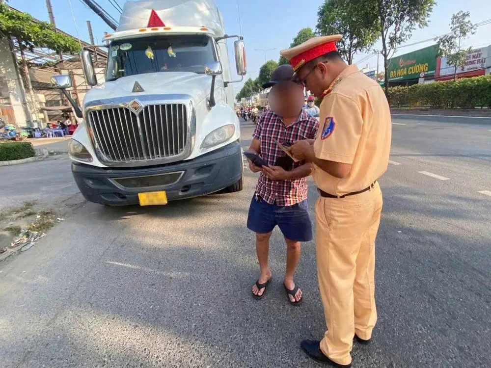 Công An kiểm tra tài xế giấy tờ xe